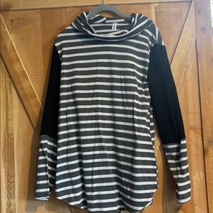 Women’s long sleeve shirt with hood